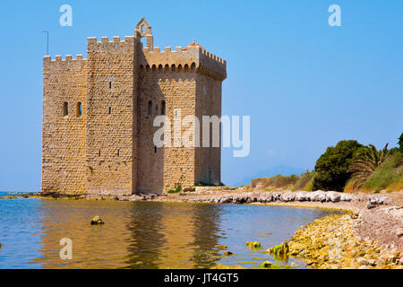 ein Blick auf das mittelalterliche befestigte Kloster von Lerins Abbey auf der Insel Saint-Honorat, Frankreich, umgeben vom Mittelmeer Stockfoto