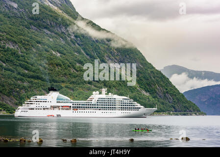 Eidfjord, Norwegen - 31. Juli 2017: Reisedokumentation der Luxus Kreuzfahrtschiff Seaborn Suche günstig im Fjord. Große Berge im Hintergrund mit r Stockfoto