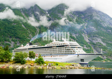 Eidfjord, Norwegen - 31. Juli 2017: Reisedokumentation der luxuriösen Kreuzfahrtschiffe Viking Star günstig im Fjord. Hohe und steile Berge im Hintergrund Stockfoto