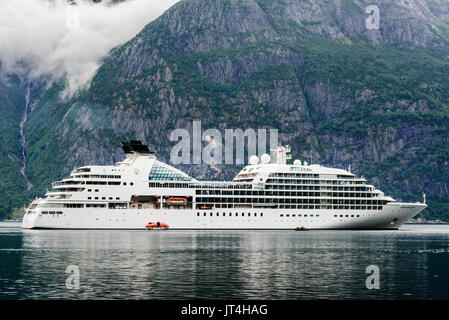 Eidfjord, Norwegen - 31. Juli 2017: Reisedokumentation der Luxus Kreuzfahrtschiff Seaborn Suche günstig im Fjord. Hohe und steile Bergwand in backgroun Stockfoto