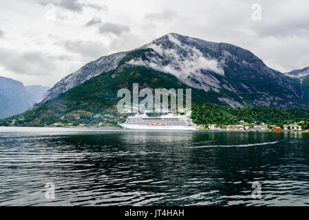 Eidfjord, Norwegen - 31. Juli 2017: Reisedokumentation der luxuriösen Kreuzfahrtschiffe Viking Star günstig im Fjord. Eidfjord Stadt und hohen Berghang in Ba Stockfoto