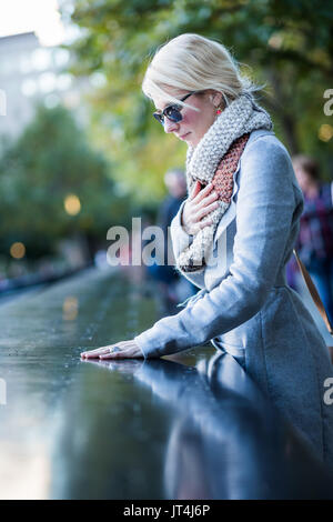 NEW YORK, USA - 14. Oktober 2016. Traurige Frau im Namen der World Trade Center Memorial suchen Stockfoto