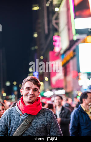 NEW YORK, USA - 14. Oktober 2016. Happy Fotograf besuchen Time Square in New York und Suche auf alle Gebäude um. Stockfoto