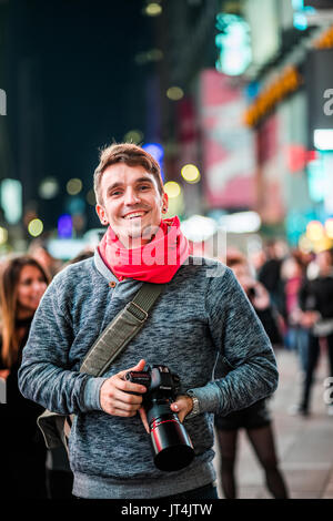 NEW YORK, USA - 14. Oktober 2016. Happy Fotograf besuchen Time Square in New York und Suche auf alle Gebäude um. Stockfoto