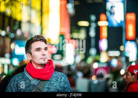 NEW YORK, USA - 14. Oktober 2016. Happy Fotograf besuchen Time Square in New York und Suche auf alle Gebäude um. Stockfoto