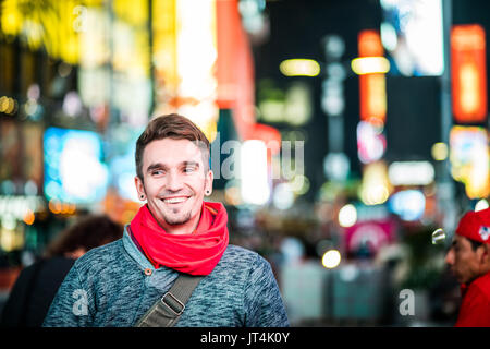 NEW YORK, USA - 14. Oktober 2016. Happy Fotograf besuchen Time Square in New York und Suche auf alle Gebäude um. Stockfoto