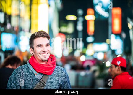 NEW YORK, USA - 14. Oktober 2016. Happy Fotograf besuchen Time Square in New York und Suche auf alle Gebäude um. Stockfoto