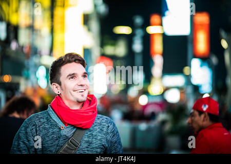 NEW YORK, USA - 14. Oktober 2016. Happy Fotograf besuchen Time Square in New York und Suche auf alle Gebäude um. Stockfoto