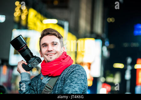 NEW YORK, USA - 14. Oktober 2016. Happy Fotograf besuchen Time Square in New York und Suche auf alle Gebäude um. Stockfoto