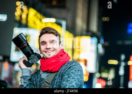 NEW YORK, USA - 14. Oktober 2016. Happy Fotograf besuchen Time Square in New York und Suche auf alle Gebäude um. Stockfoto