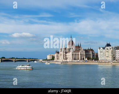 Tour Boot vor dem ungarischen Parlament, Budapest, Ungarn Stockfoto