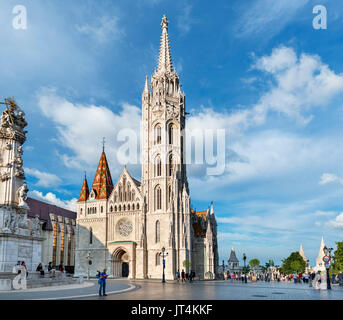 Die Matthiaskirche und Fischerbastei hinter, Budaer Burgviertel, Castle Hill, Budapest, Ungarn Stockfoto