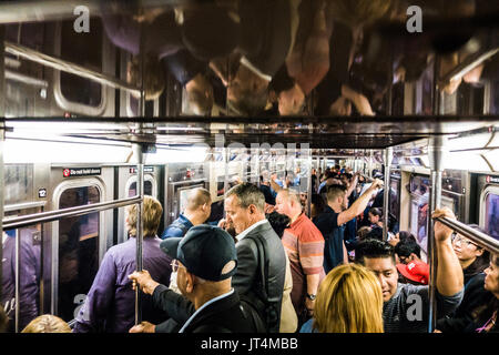 NEW YORK, USA - 13. Oktober 2016. Leute, Fahrt mit der U-Bahn während der Nachmittag in Manhattan Stockfoto