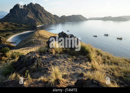 Padar Insel mit malerischen hohen Blick auf die Boote und schöne weiße Sandstrände durch ein weites Meer und ein Teil der Komodo Nationalpark in Flores umgeben, ICH Stockfoto