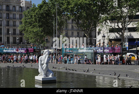 Massentourismus in der Placa Catalunya in Barcelona. Antitourismus spanien Stockfoto