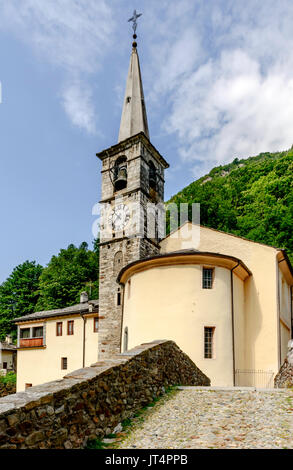 Sant Antonio Kirche Apsis und Glockenturm, Schuß an einem hellen Sommertag an Fontainemore, Lys Valley, Aosta, Italien Stockfoto