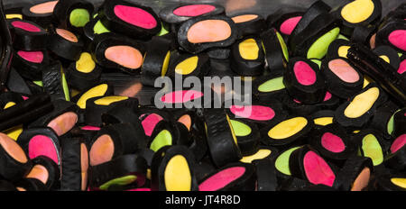 Sortimente von Lakritz Bonbons an Markt, Trentino Alto Adige, Italien, Europa Stockfoto