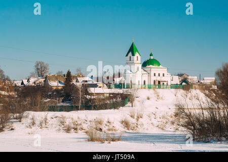 Gomel, Belarus. Kirche des Hl. Nikolaus des Wonderworker und gefrorene Sozh Fluss im sonnigen Wintertag. Orthodoxe Kirche St. Nikolai Chudotvorets Stockfoto