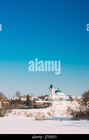 Gomel, Belarus. Kirche des Hl. Nikolaus des Wonderworker und gefrorene Sozh Fluss im sonnigen Wintertag. Orthodoxe Kirche St. Nikolai Chudotvorets Stockfoto