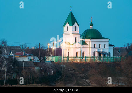 Gomel, Weißrussland. Kirche des Heiligen Nikolaus des Wundertäters Beleuchtung am Abend oder Nachtbeleuchtung. Orthodoxe Kirche des St. Nikolaya Chudotvortsa Stockfoto