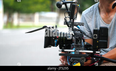 Hinter die Kulissen der Filmaufnahmen oder Video Produktion und Film Crew Team mit der Kamera Ausrüstung an Ort im Freien. Stockfoto