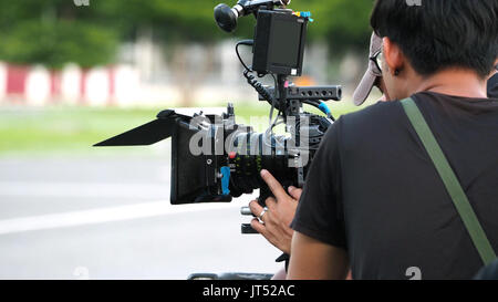 Hinter die Kulissen der Filmaufnahmen oder Video Produktion und Film Crew Team mit der Kamera Ausrüstung an Ort im Freien. Stockfoto