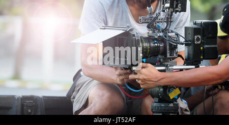 Hinter die Kulissen der Filmaufnahmen oder Video Produktion und Film Crew Team mit der Kamera Ausrüstung an Ort im Freien. Stockfoto