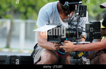 Hinter die Kulissen der Filmaufnahmen oder Video Produktion und Film Crew Team mit der Kamera Ausrüstung an Ort im Freien. Stockfoto