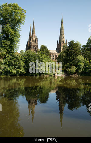 Kathedrale von Lichfield spiegelt sich auf dem Münster Pool, Lichfield, Staffordshire, England Stockfoto