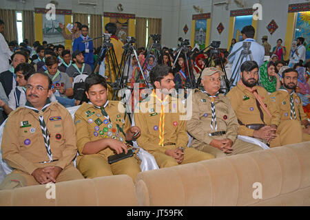 QUETTA, Pakistan. 28 Juli 2017: Scouts Mitglieder beteiligen sich bei der Eröffnungszeremonie der Model United Nations Quetta in Belutschistan Pfadfinder statt Stockfoto