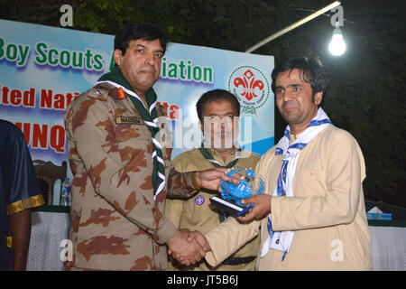 QUETTA, Pakistan. Juli-30 2017: Inspector General Frontier Corps' FC Kräfte' Balochistan Major General Nadeem Anjum die beste Performance Award Stockfoto