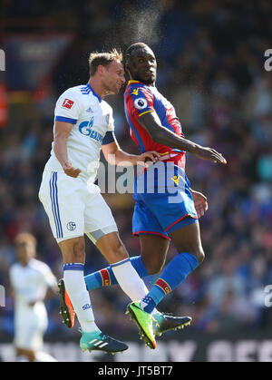 Crystal Palace Christian Benteke und FC Schalke Benedikt Howedes während der Vorsaison Freundschaftsspiel im Selhurst Park, London. Stockfoto