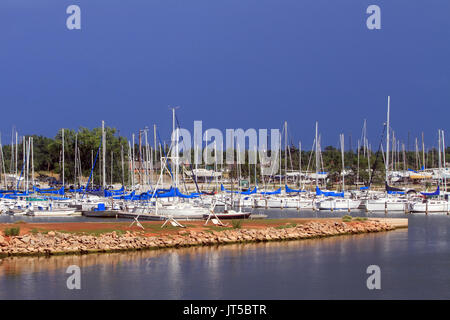 Die Boote sind an der Oklahoma City Yacht Club Lake Hefner angedockt. Stockfoto