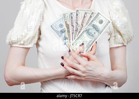 Weibliche holding Bündel von US Dollar Papier in Ihren Händen Stockfoto