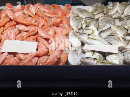 Stapel von frischen Fisch und Garnelen auf Eis am Markt verkauft Abschaltdruck Stockfoto