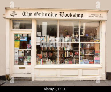 Antiquariat, das Grimoire, ordentlich Sahne bemalte Fassade mit Fenster der alten Gebäude mit Büchern vollgestopft, in der historischen Stadt York, England Stockfoto