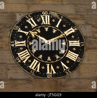 Große Uhr mit Zifferblatt schwarz und gold Römische Ziffern auf der Mauer der Stadt Gebäude in York, England Stockfoto