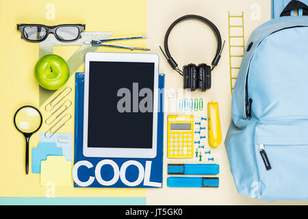 Flach mit verschiedenen Schulmaterial auf bunten Oberfläche Stockfoto