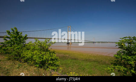 Panoramablick auf lange Hängebrücke über den Fluss Humber unter blauem Himmel in der Nähe von Kingston Upon Hull, England Stockfoto