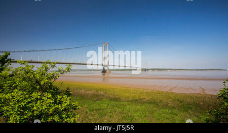 Panoramablick auf lange Hängebrücke über den Fluss Humber unter blauem Himmel in der Nähe von Kingston Upon Hull, England Stockfoto