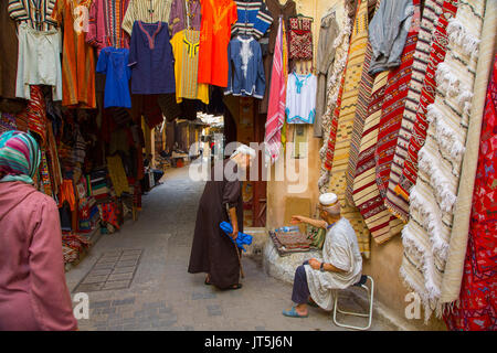 Das Leben auf der Straße. Souk Medina von Fes, Fes el Bali. Marokko, Maghreb Nordafrika Stockfoto