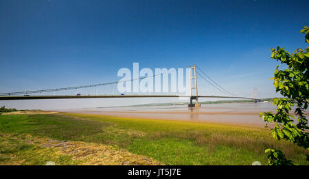 Panoramablick auf lange Hängebrücke über den Fluss Humber unter blauem Himmel in der Nähe von Kingston Upon Hull, England Stockfoto