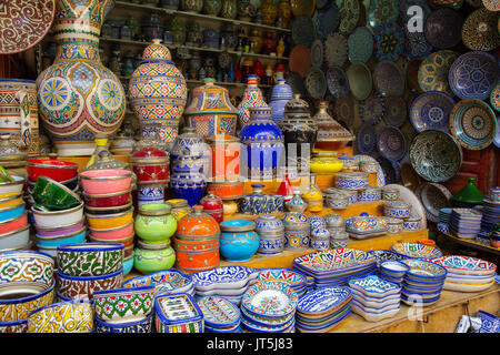 Keramik- und Handwerksbetrieb, Souk Medina von Fes, Fes el Bali. Marokko, Maghreb Nordafrika Stockfoto