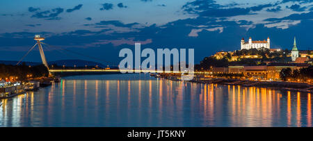 Nacht Blick auf die neue Brücke in Bratislava mit Schloss auf der rechten Seite und Lichter Reflexion auf Dunaj River. Stockfoto