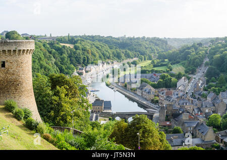 Hafen von Dinan gesehen vom Jardin Anglais oder Englischer Garten in der Altstadt von Dinan in der Bretagne, Frankreich Stockfoto