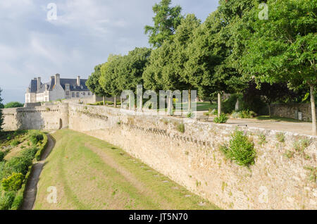 In der alten Stadtmauer von Jardin Anglais in der französischen Stadt Dinan in der Bretagne Stockfoto