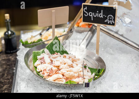 Tintenfisch Tintenfisch Meeresfrüchte auf Eis Stockfoto