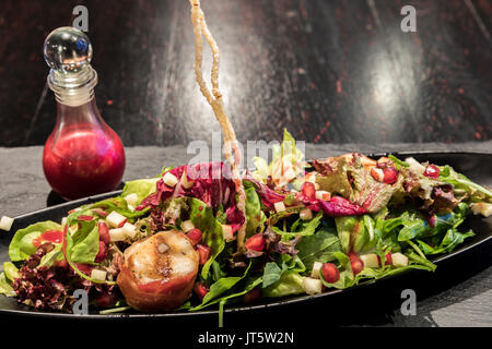 Grüner Salat serviert mit vareity Obst Stockfoto