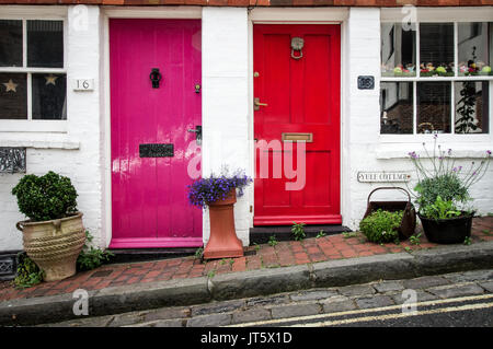 Bunte Türen in einer ruhigen malerischen Straße in Lewes, East Sussex Stockfoto