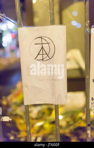 Eine Notiz mit koexistieren Symbol. Spontane Hommage an die Opfer der Terroranschläge in Paris, den 13. November 2015. Stockfoto